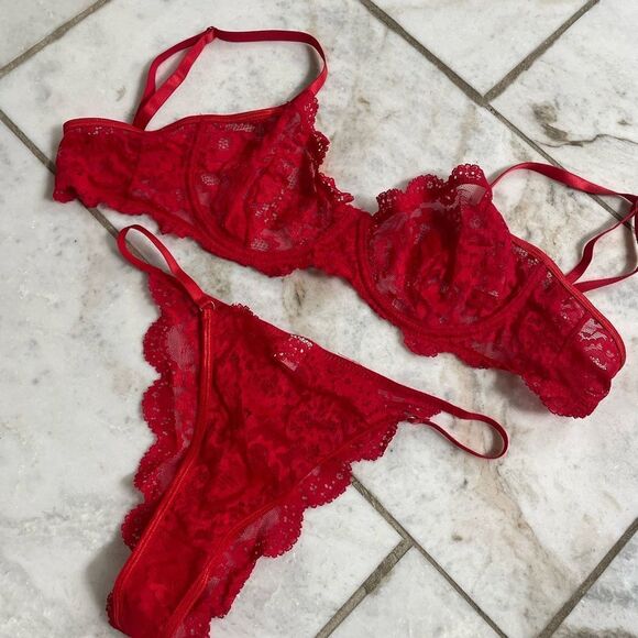 Red lingerie set - Picture 3 of 3
